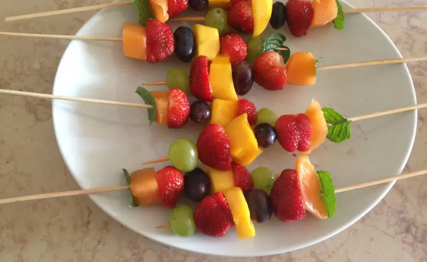 Brochettes de fruits à l’apéritif - 6 idées fraîches et gourmandes