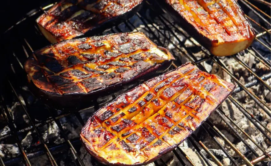 Aubergines grillées au barbecue pour une chair fondante