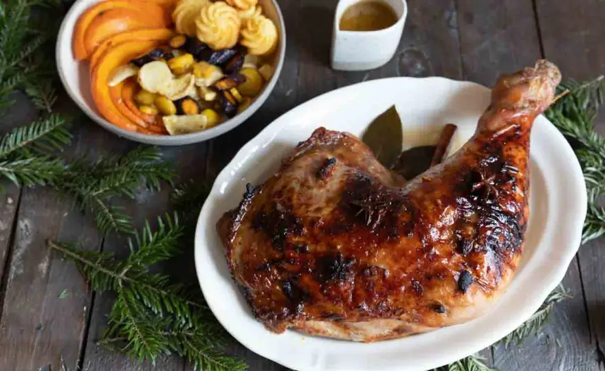 Cuisse de dinde à l’orange et au miso, tendre et dorée