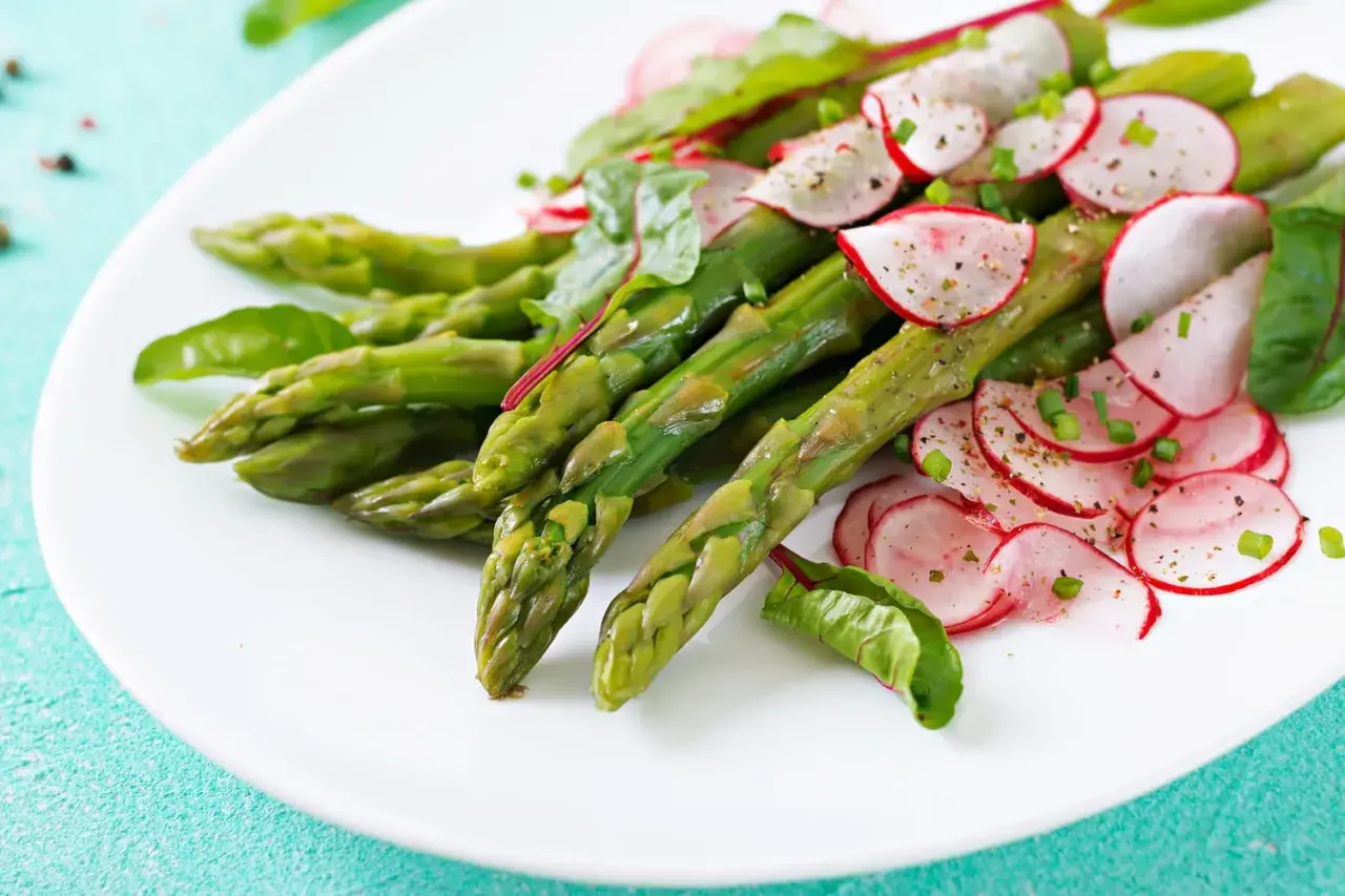Salade d'asperges vertes et radis croquants, une recette parfaite pour le mois de mai.