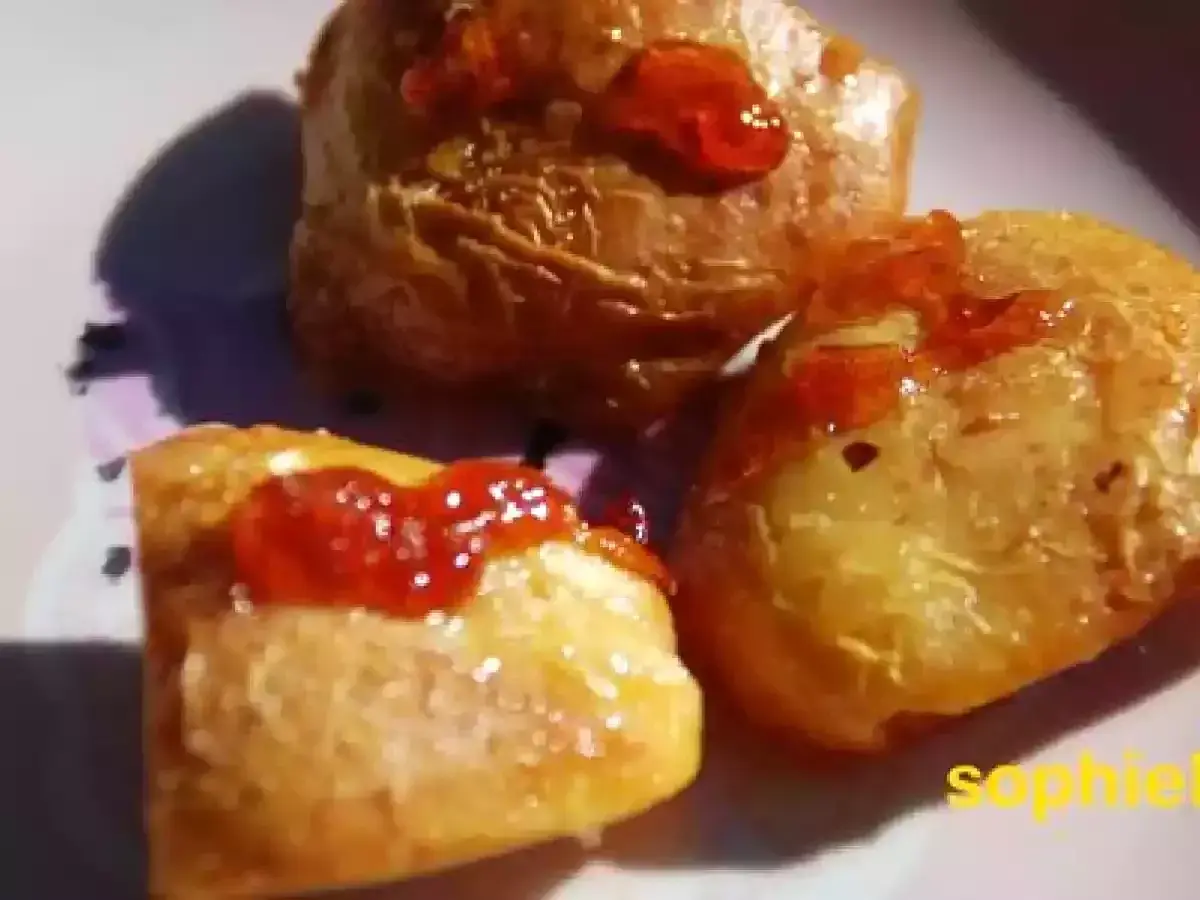 Trois morceaux de coing au four, nappés de miel et d'une touche de confiture rouge. Un délice sucré et parfumé.