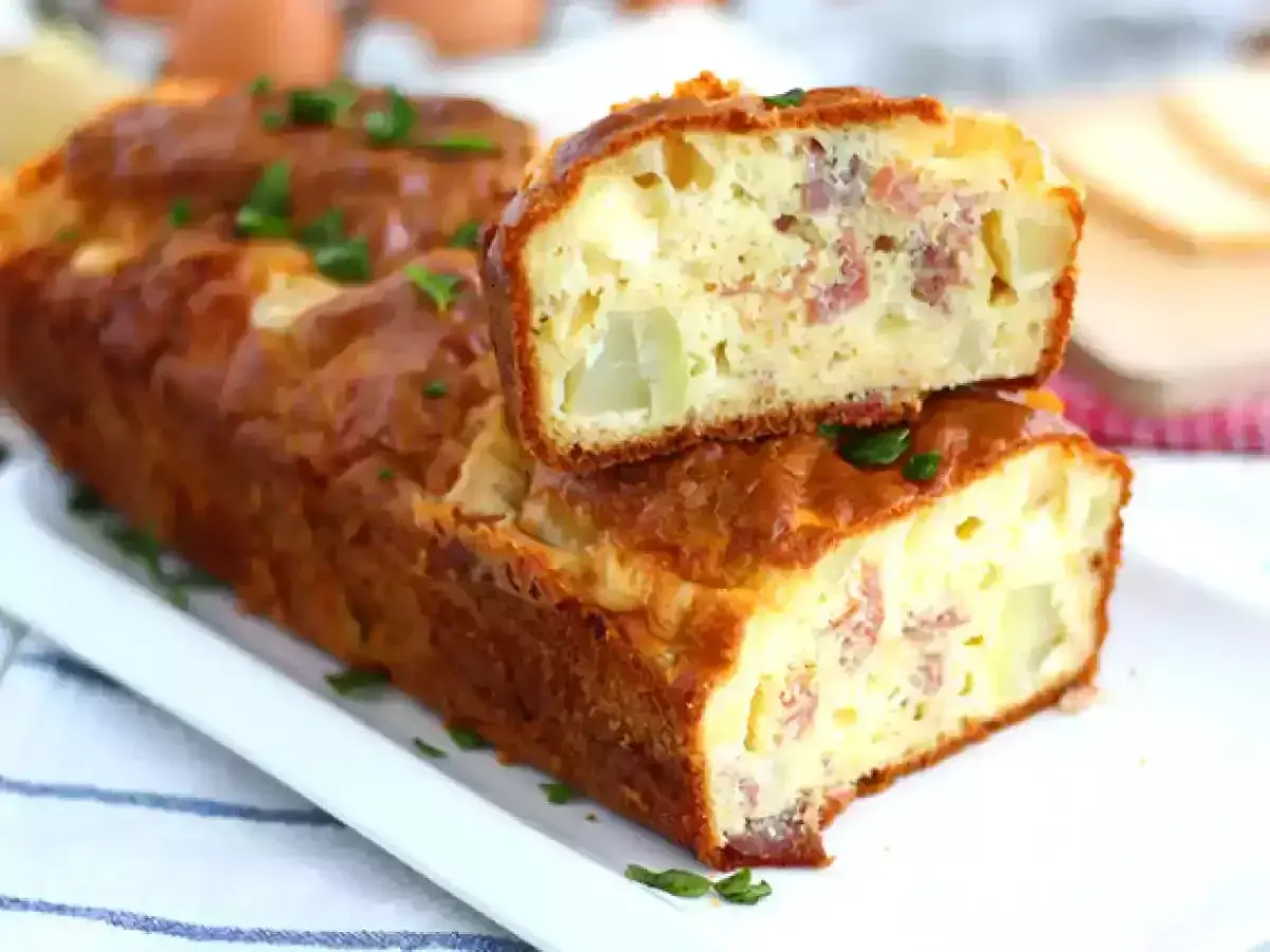 Savoureux cake salé, parfait pour savoir que faire avec des restes de fromage à raclette. Il est garni de lardons et de pommes de terre.