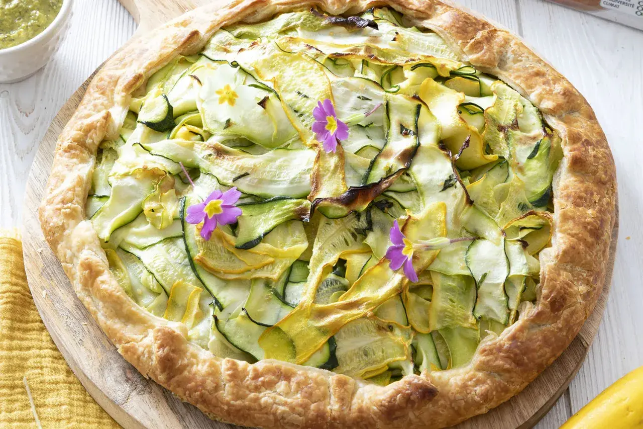 Galette aux courgettes et fleurs comestibles, un repas frais et coloré.