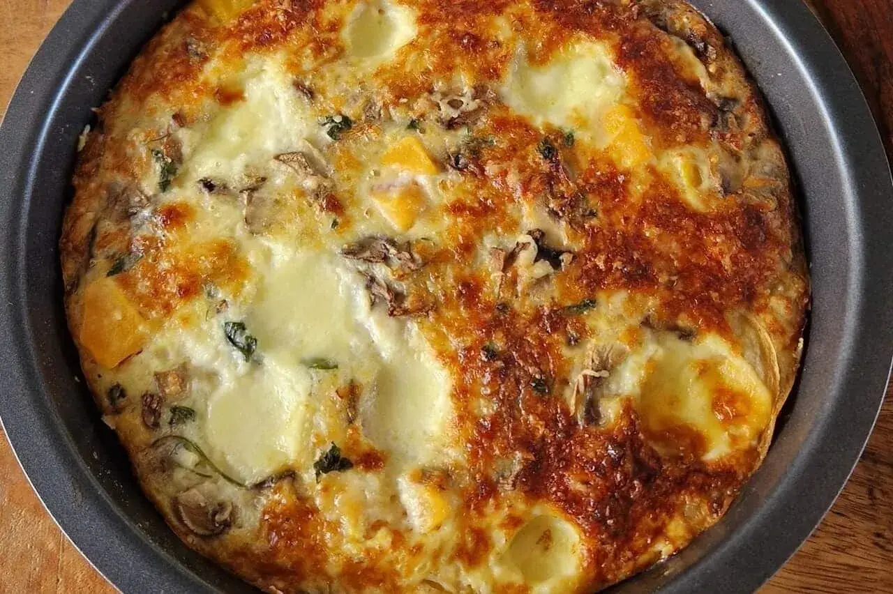 Une délicieuse quiche aux champignons et courge, parfaite comme idée recette novembre. Le fromage fondu et la croûte dorée donnent envie !