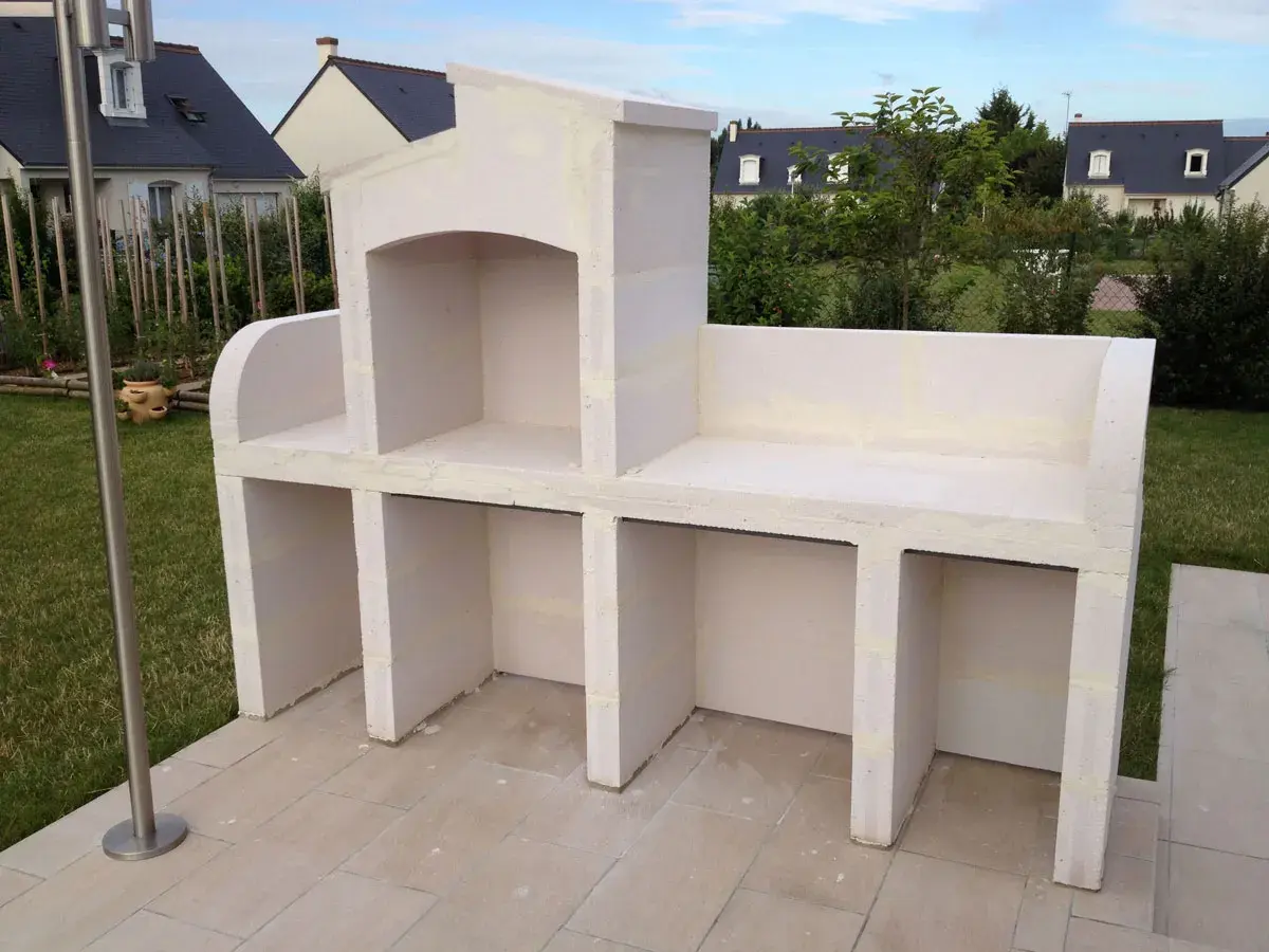 Un barbecue en Siporex, prêt à être installé, avec un avaloir intégré. Idéal pour vos futures grillades d'été.