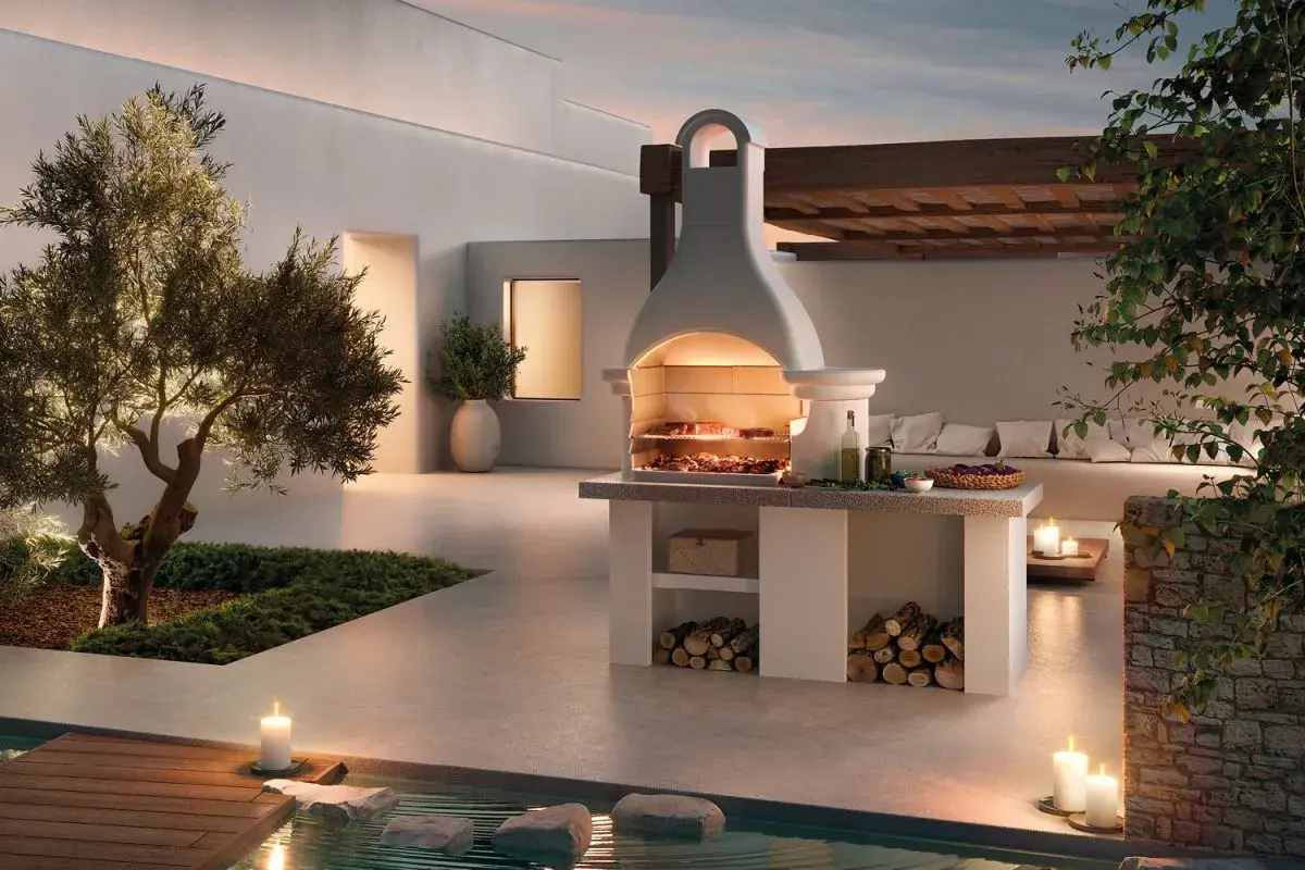 Un barbecue en briques avec cheminée, prêt pour un festin. Le plan est clair : une structure imposante avec un foyer accueillant, des étagères pour le bois et une surface de travail.