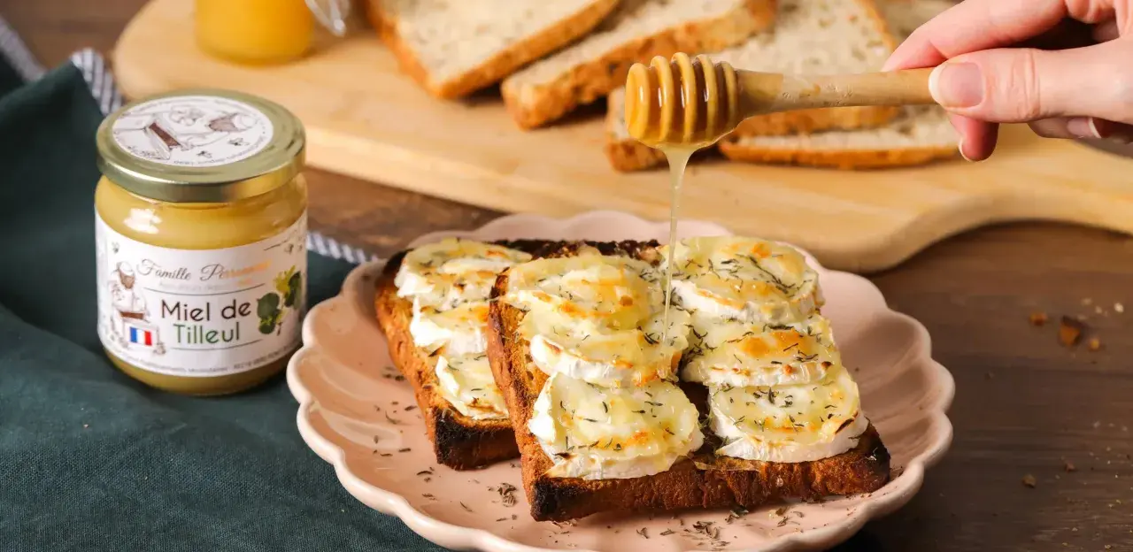 Une tartine alsacienne gourmande, garnie de fromage de chèvre fondant et arrosée de miel doré. Un délice à savourer !