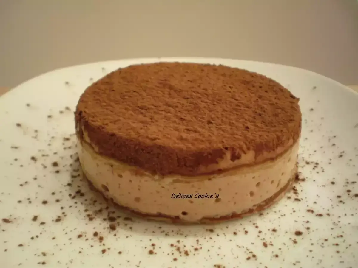 Un délicieux tiramisu tofu soyeux, saupoudré de cacao, sur une assiette blanche.