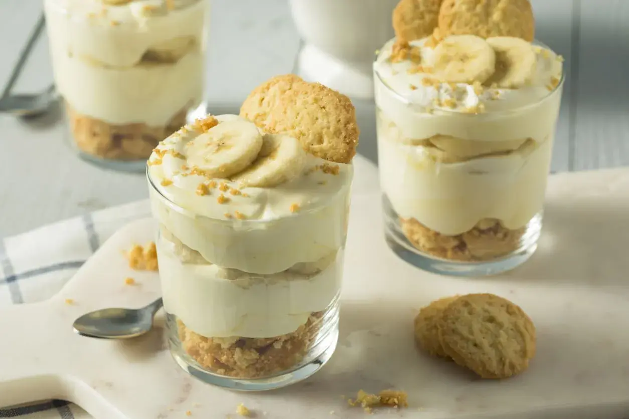 Délicieuse mousse au miel et banane en verrines, garnie de biscuits croquants. Un dessert léger et gourmand.