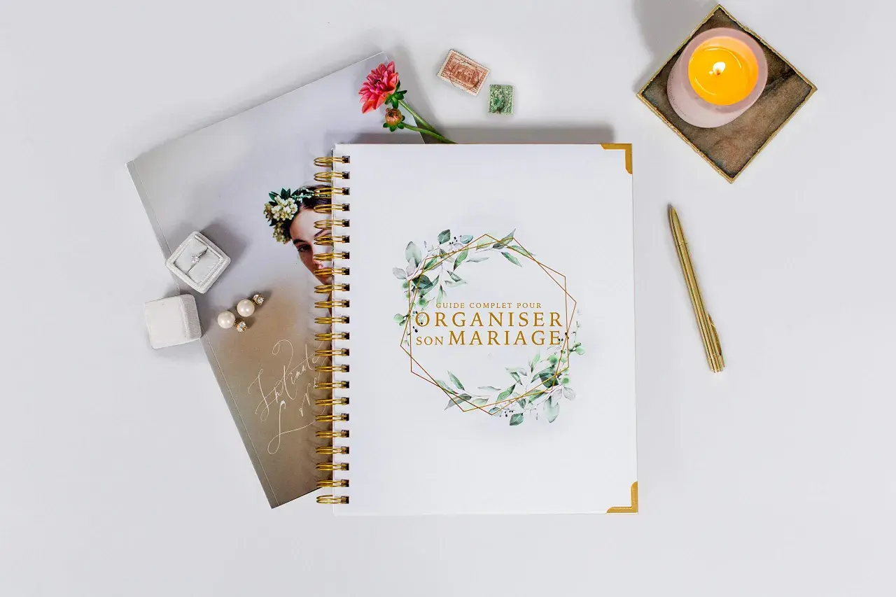 Guide complet pour organiser son mariage, avec bague, boucles d'oreilles, fleur et bougie.