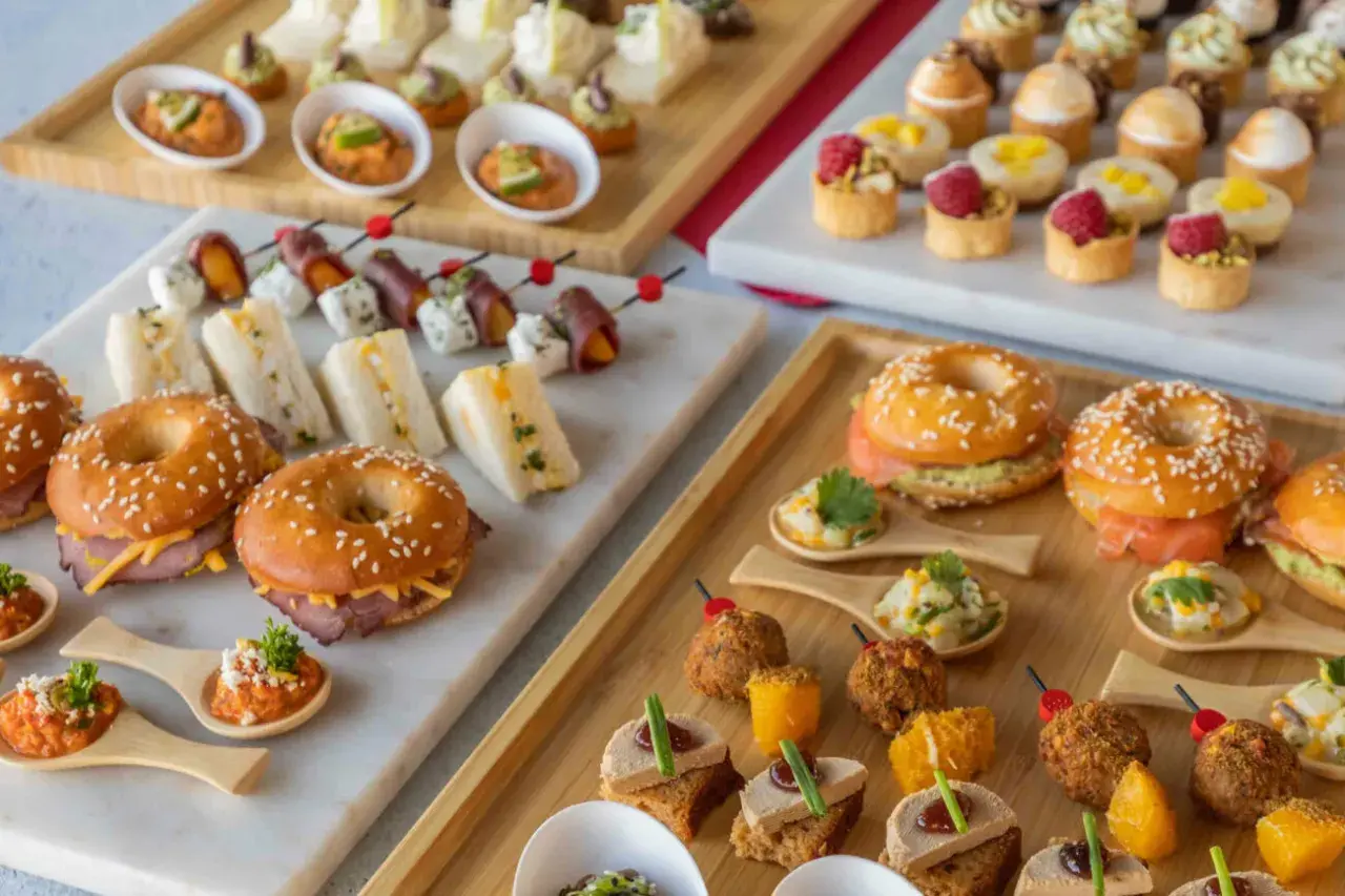 Plateau d'amuse-bouches mariage à faire soi-même : mini-bagels, toasts, brochettes et verrines colorées.
