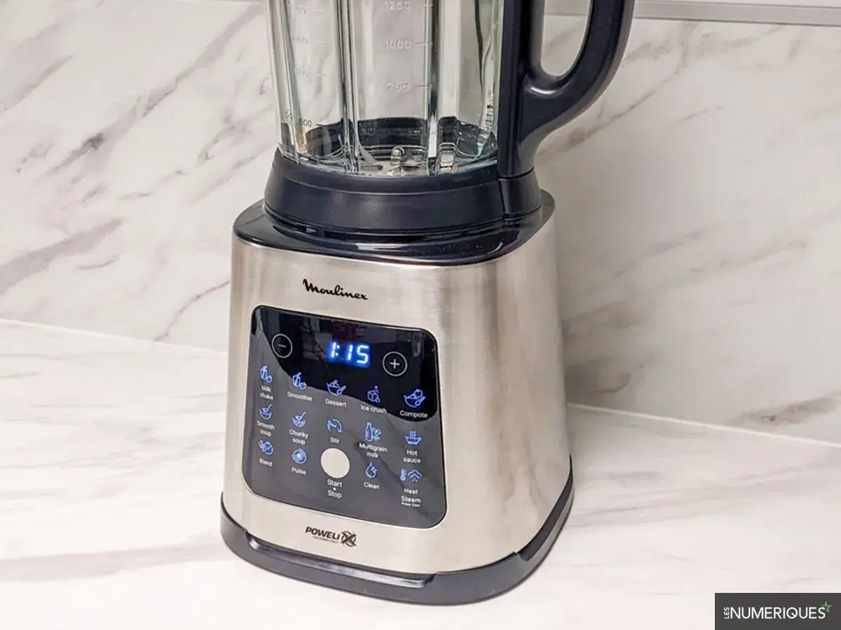 Blender Moulinex prêt pour votre prochaine recette. Smoothies, soupes, compotes, il fait tout !