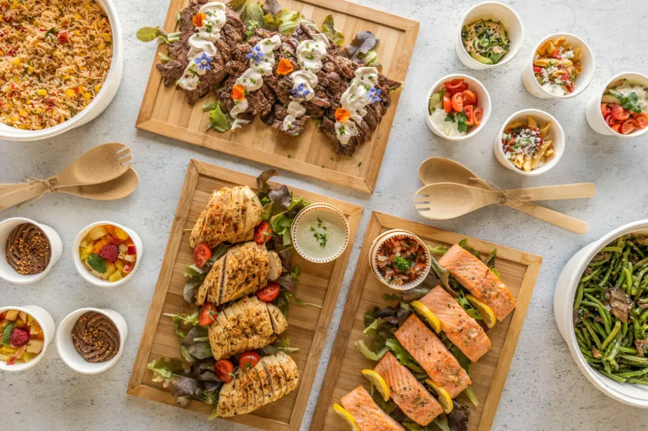 Un buffet froid mariage fait maison : viandes, poissons, salades, pâtes et desserts. Un festin visuel et gustatif.