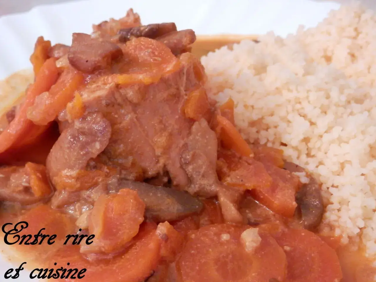 Un plat réconfortant de filet mignon braisé, mijoté avec des carottes et servi avec du couscous. Un délice pour les papilles !