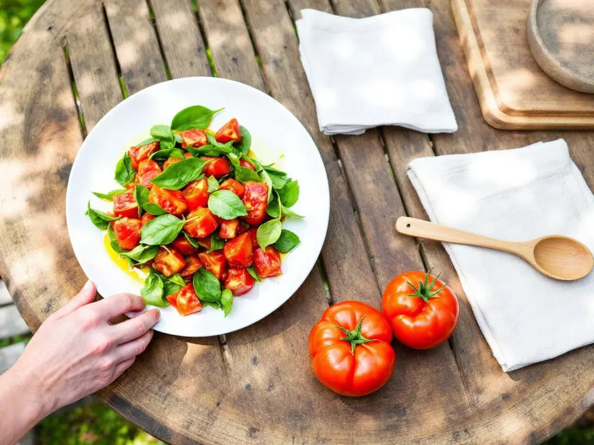 Salade de tomates coupées en dés avec du basilic frais, une idée parfaite pour savoir que faire avec des tomates trop mures.