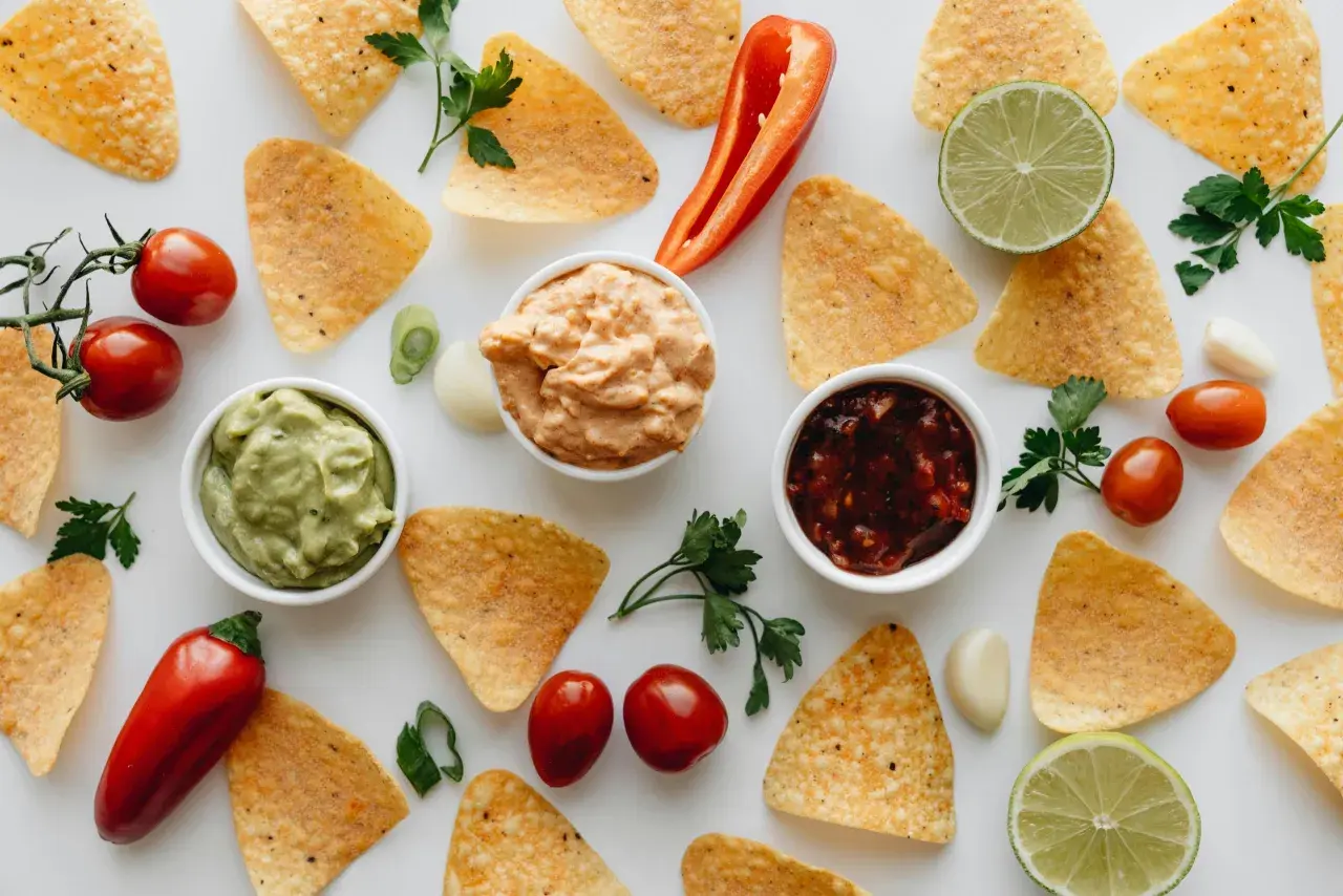 Chips de maïs avec guacamole, salsa et une sauce crémeuse. Des ingrédients frais pour remplacer la mayonnaise dans vos recettes.
