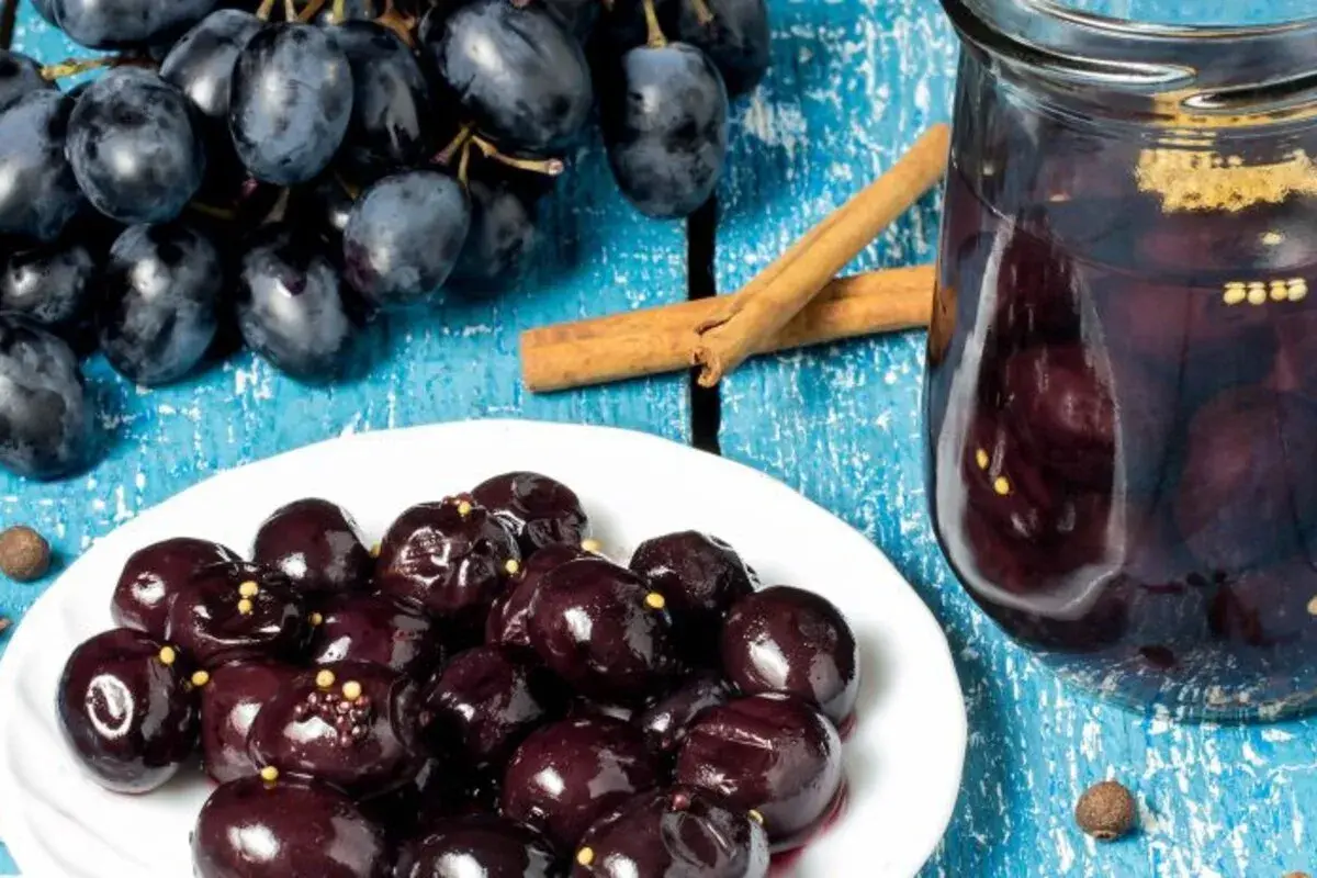 Des raisins trop mûrs transformés en compote ou en confiture, avec des bâtons de cannelle et des grains de poivre. Une idée pour que faire avec des raisins trop mûrs.