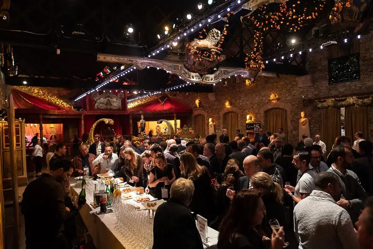 Des invités profitent d'un cocktail dans un lieu festif. Ce **rétroplanning événementiel** a été un succès.