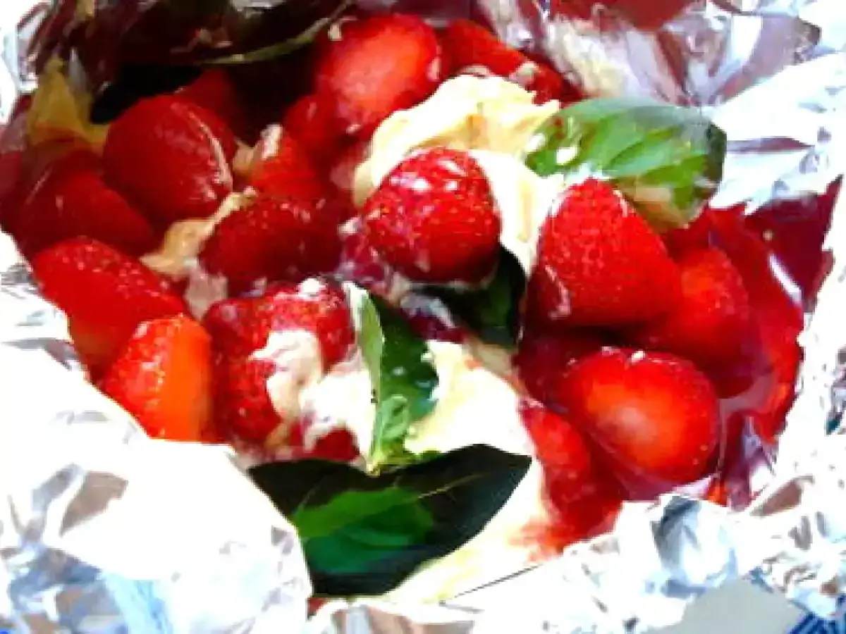 Fraises et crème dans du papier d'aluminium, un délicieux dessert pour barbecue.