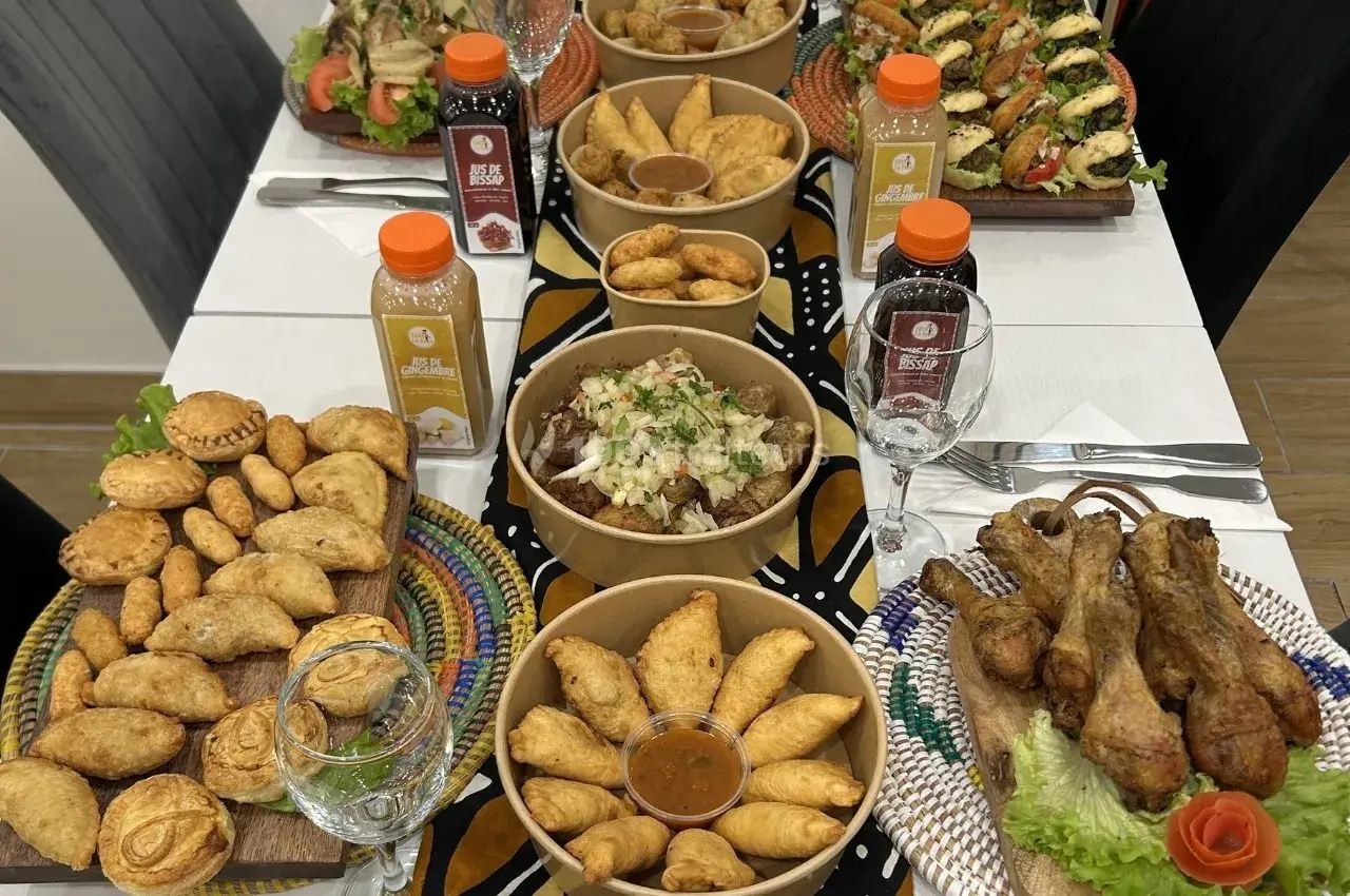 Idée repas baptême pour 60 personnes : assortiment de mets africains, jus de bissap et de gingembre.