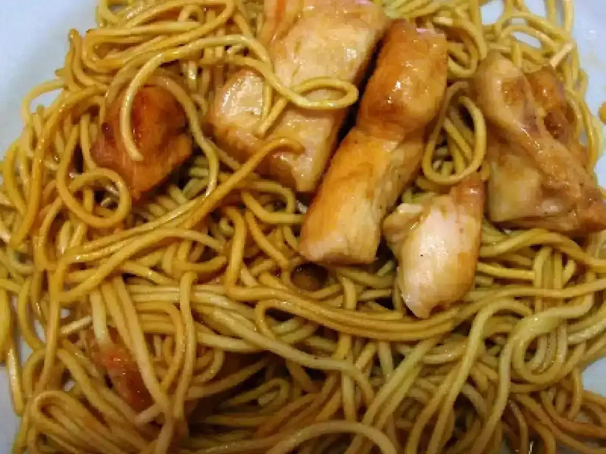 Nouilles chinoises poulet sauce soja miel, un plat savoureux et coloré.