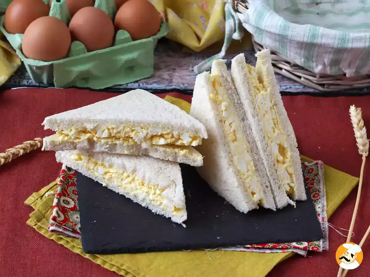Délicieux oeufs durs déguisés en sandwichs triangulaires, prêts à être dégustés.