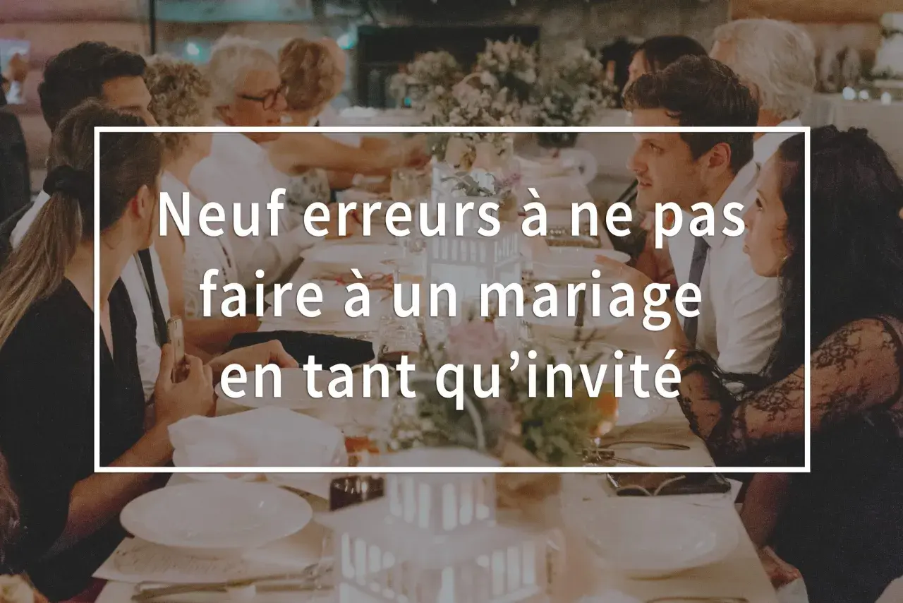Des invités discutent autour d'une table lors d'un mariage. Le texte superposé indique "Neuf erreurs à ne pas faire à un mariage en tant qu'invité".