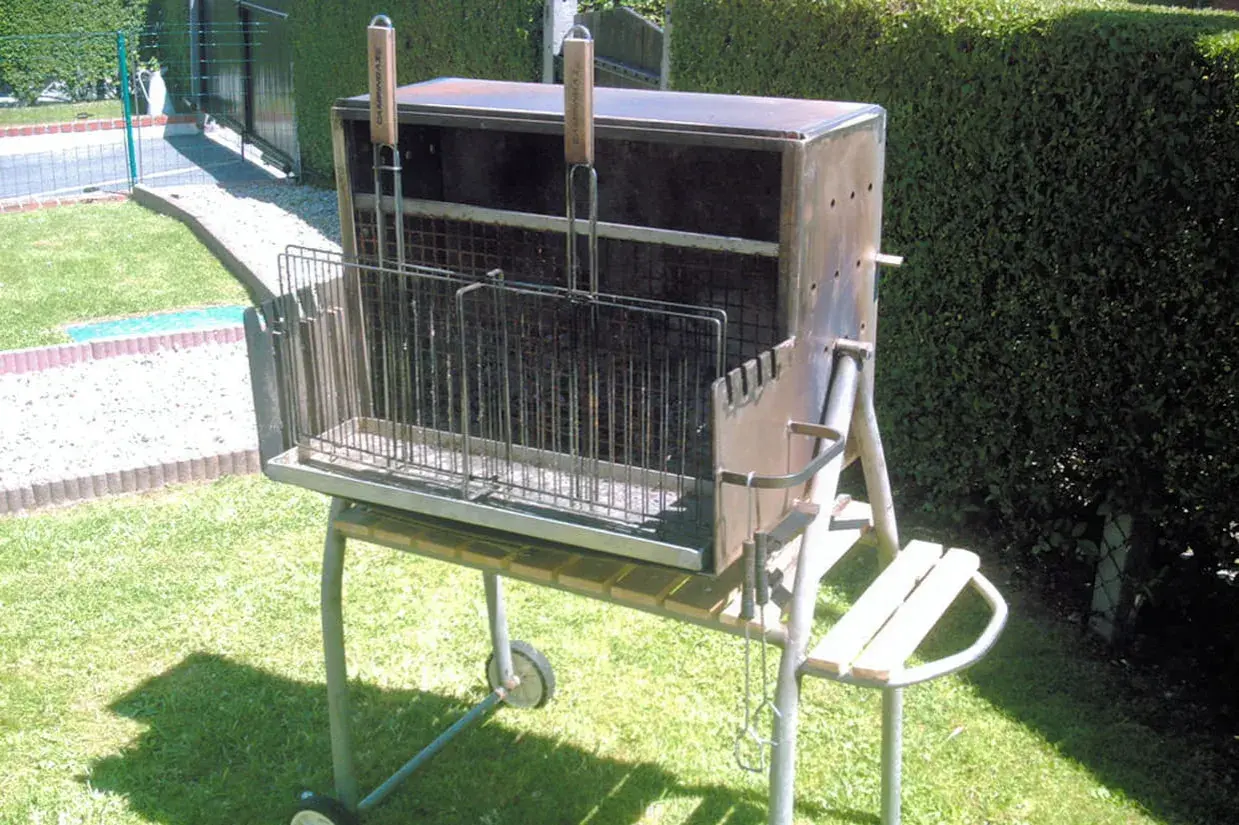Un barbecue vertical fait maison, idéal pour fabriquer un foyer vertical pour tournebroche. Il est prêt pour une cuisson en plein air.