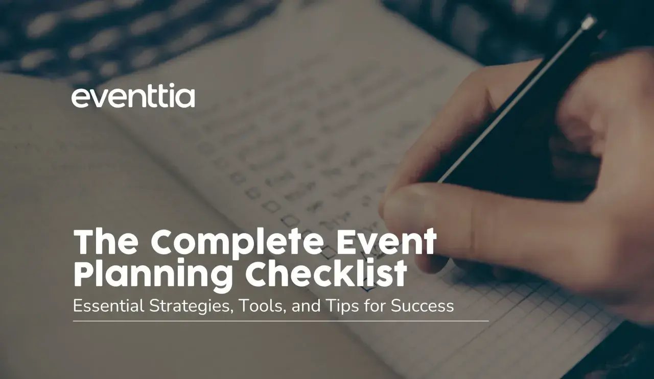 Une main écrit sur une liste organisation dans un carnet. Le titre "The Complete Event Planning Checklist" est affiché.