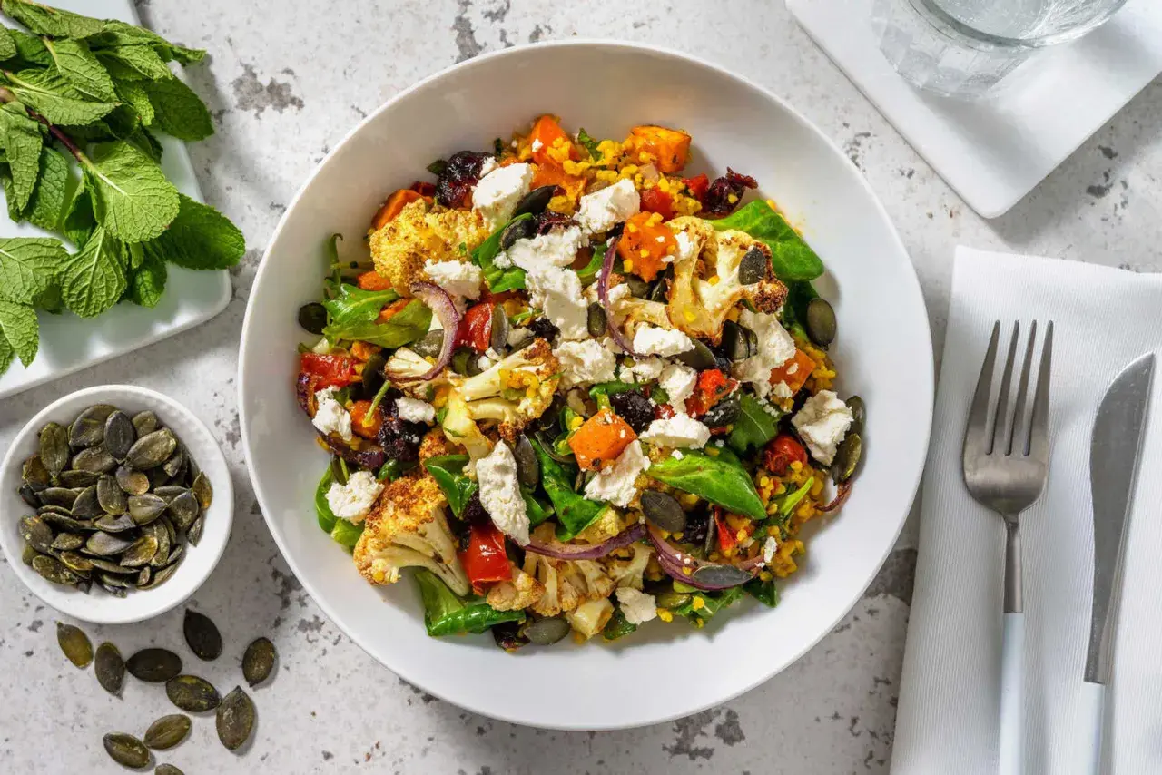 Salade colorée avec chou-fleur rôti, courge, feta et graines de courge. Un plat parfait pour un repas léger d'été.