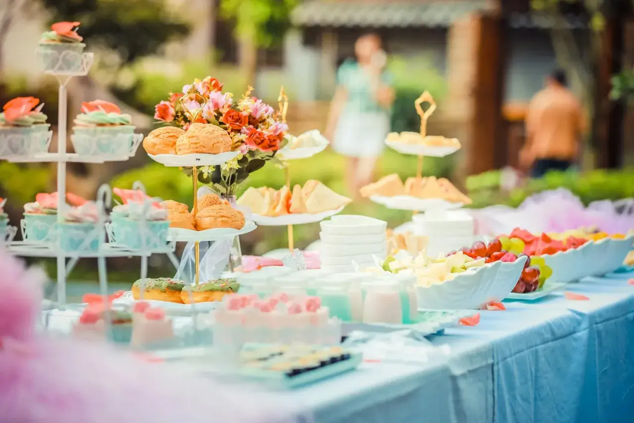 Buffet de mariage pas cher avec cupcakes, choux, fruits frais et desserts. Une table joliment dressée pour célébrer l'amour sans se ruiner.