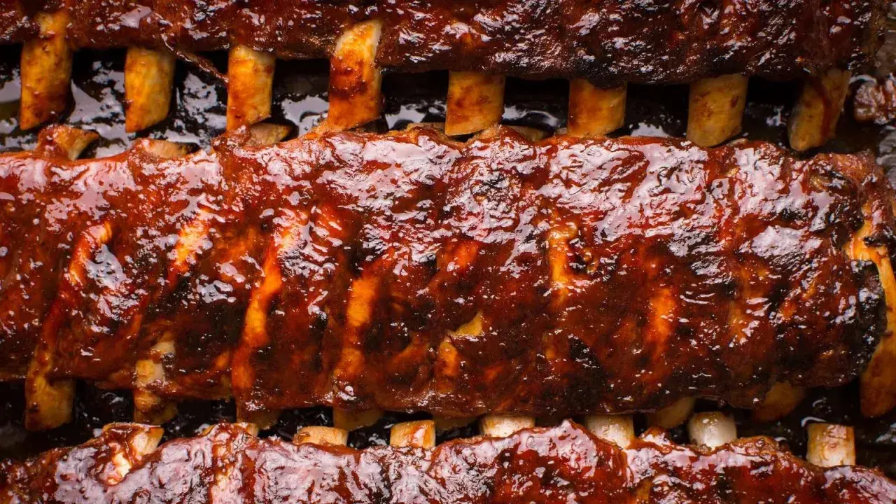 Côte de porc moutarde barbecue, un délice caramélisé et juteux, prêt à être dégusté.