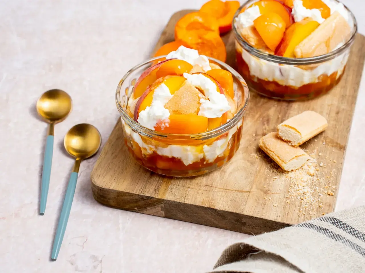 Douceur d'abricots et crème fouettée dans des coupes, un délice parfait pour un dessert de septembre.