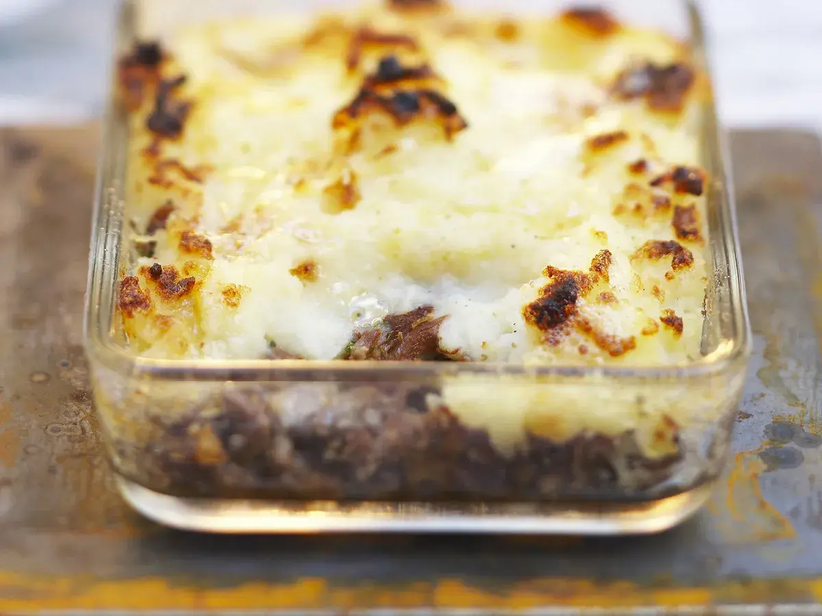 Un hachis parmentier doré et gratiné, prêt à être dégusté. La cuisson chaleur tournante a parfaitement réussi ce plat réconfortant.