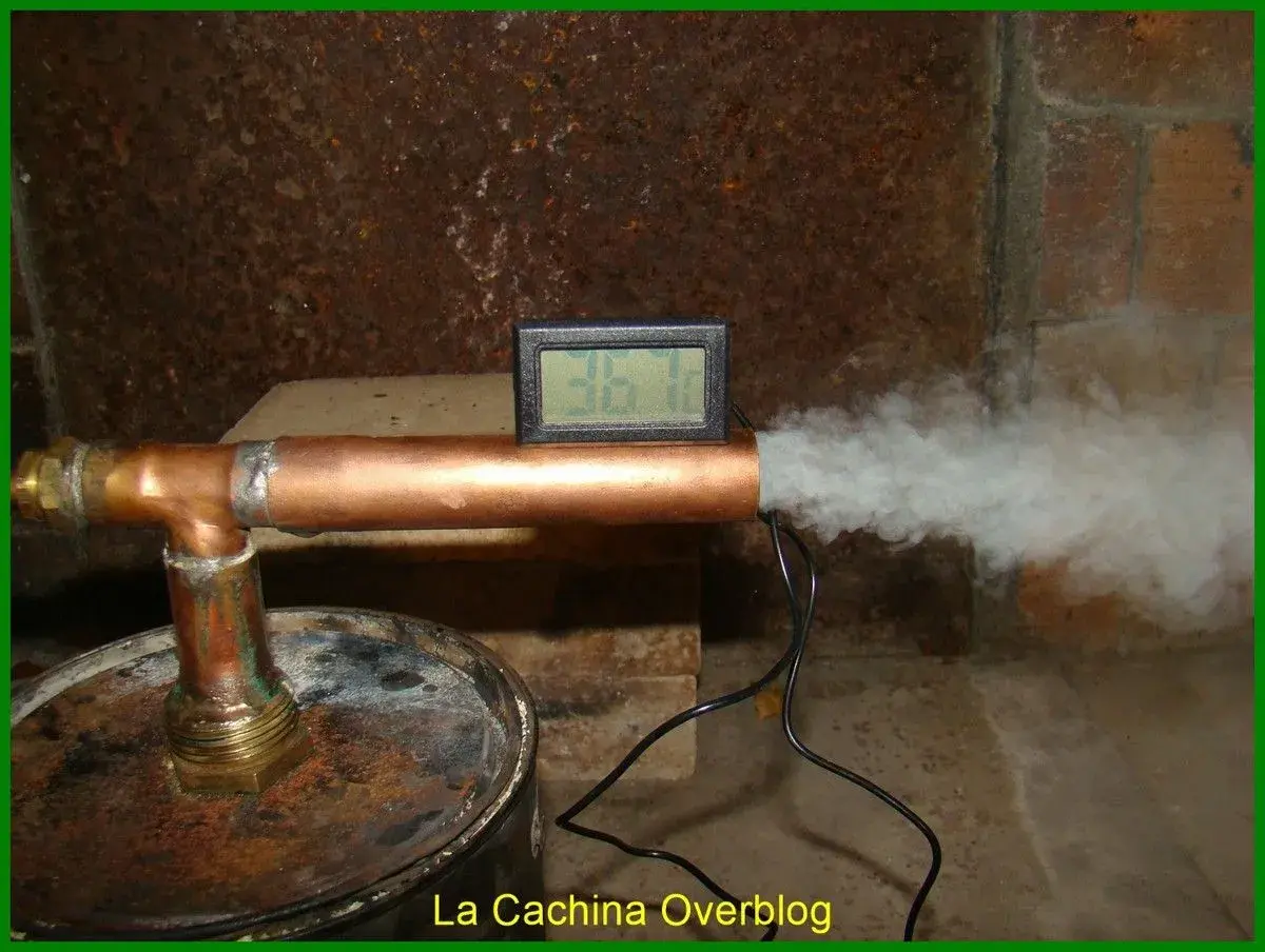 Test de fabrication d'un générateur de fumée froide pour fumoir. Un thermomètre numérique affiche 36.1°C.