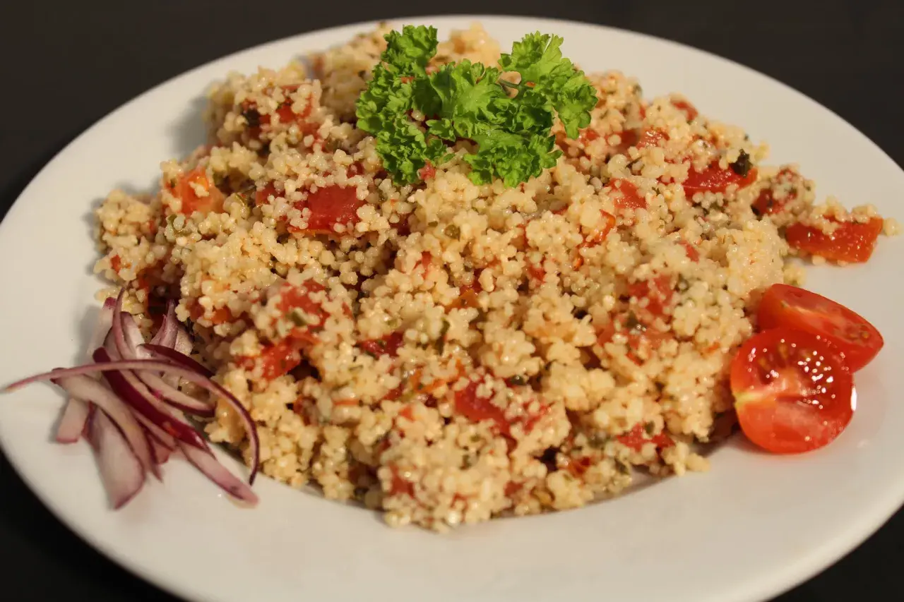 Taboulé traiteur frais, garni de persil et tomates. Le prix est très attractif pour cette spécialité méditerranéenne.