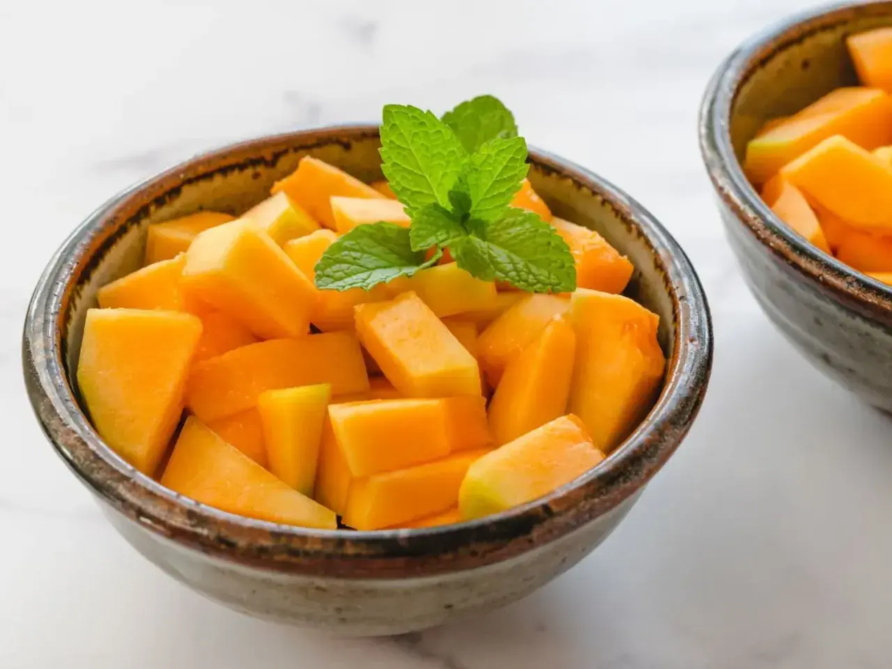 Un délicieux dessert au melon rapide et facile, garni de menthe fraîche. Parfait pour une collation rafraîchissante.