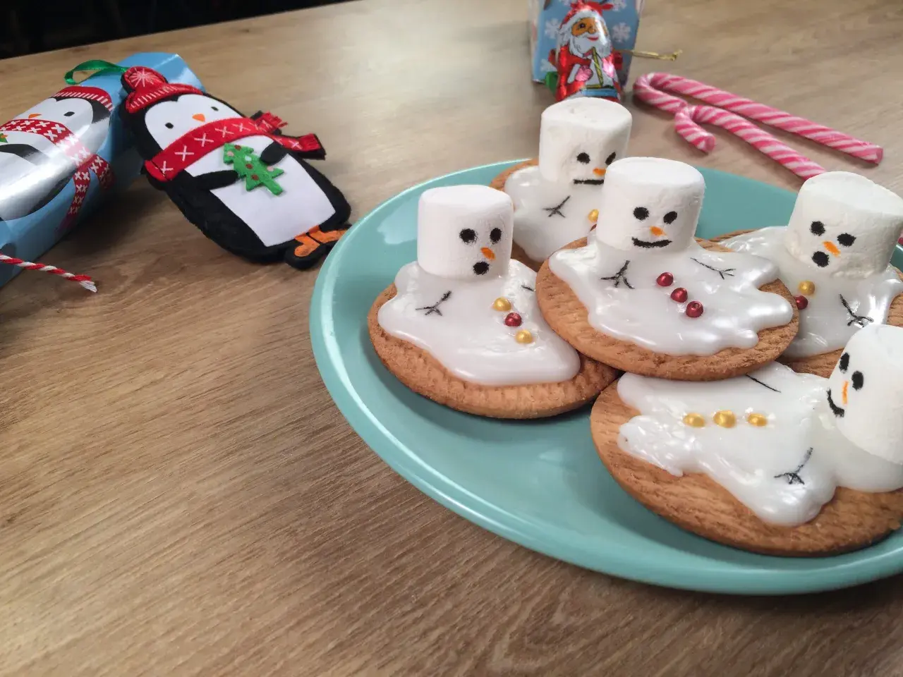 Adorable dessert de Noël pour enfant : biscuits décorés de bonhommes de neige en guimauve fondante.