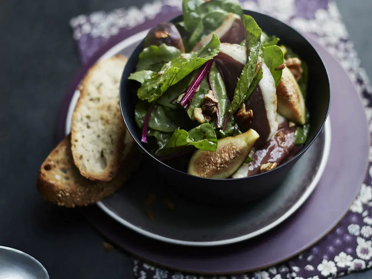 Salade de canard, noix et figues fraîches, une idée pour que faire avec des figues. Servi avec du pain grillé.