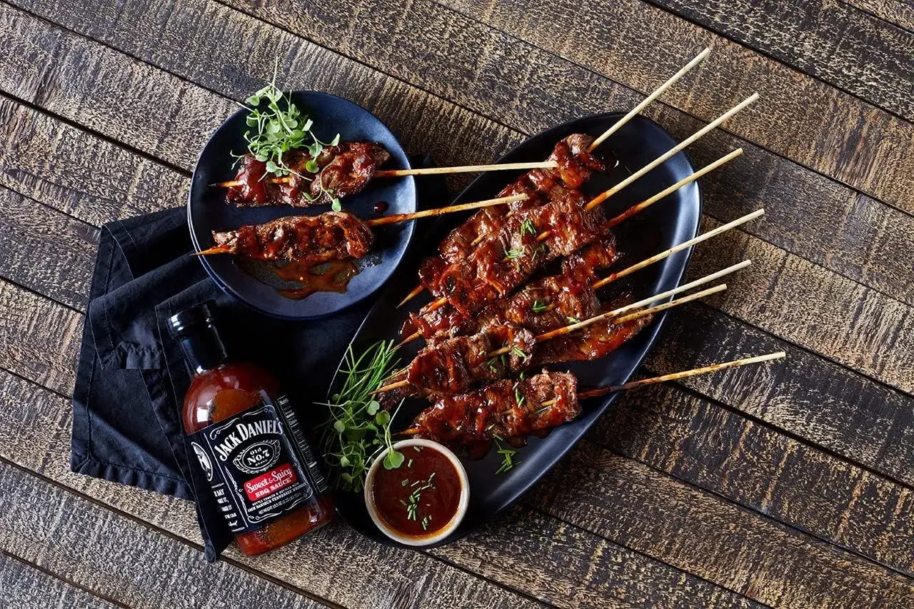 Brochettes de bœuf glacées à la marinade Jack Daniel's, servies avec une sauce barbecue.