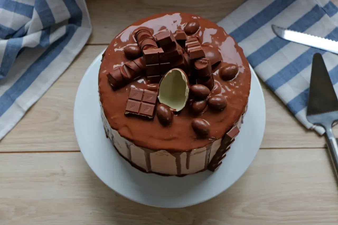 Gâteau Kinder au chocolat, garni de barres chocolatées et d'œufs en chocolat. Un délice gourmand !