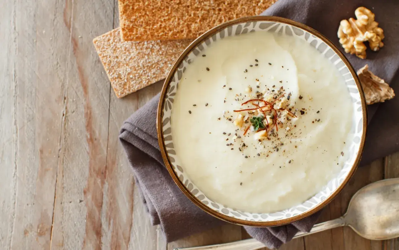 Velouté onctueux de reste de choux fleur cuit, garni de graines et d'épices. Servi avec des crackers et une noix.