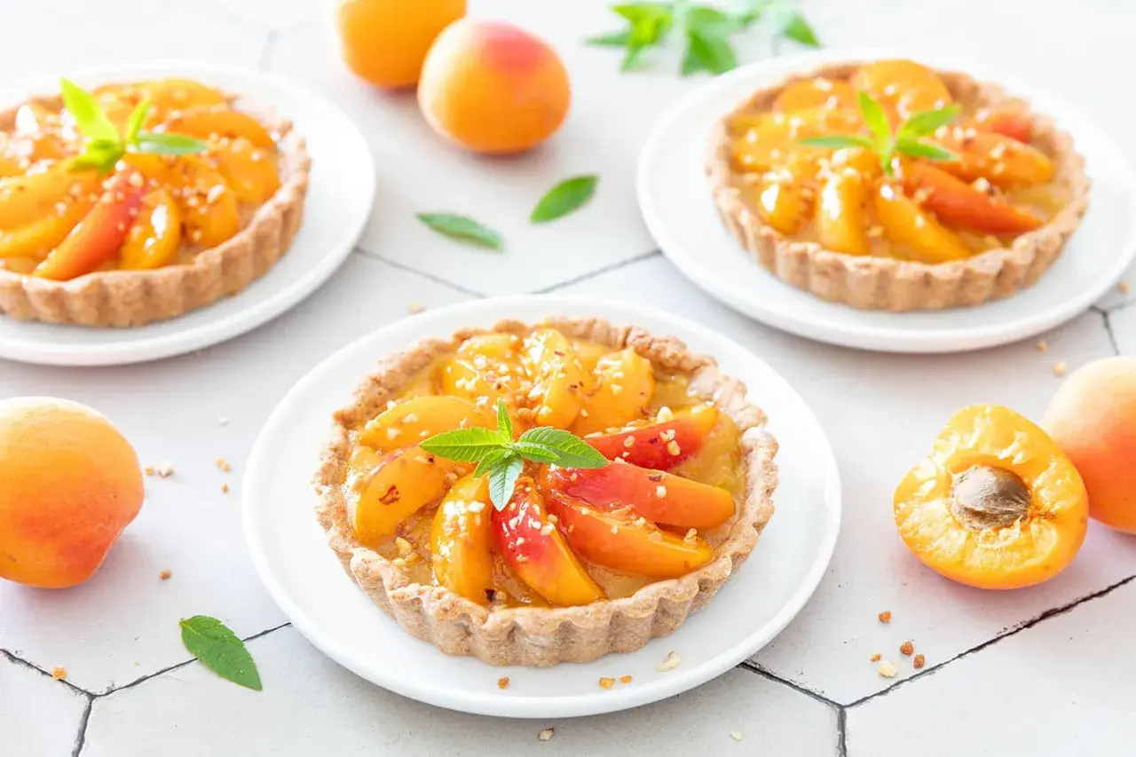 Délicieuses tartelettes aux abricots, parfaites pour savoir que faire avec des abricots. Garnies de fruits frais et de menthe.