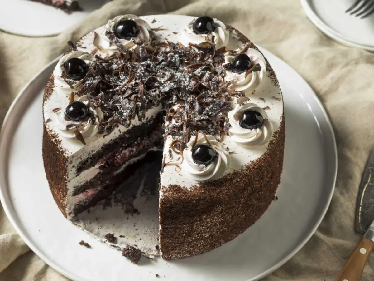 Gâteau Forêt Noire, une recette Cyril Lignac. Chocolat, crème fouettée, cerises et copeaux de chocolat. Un délice !