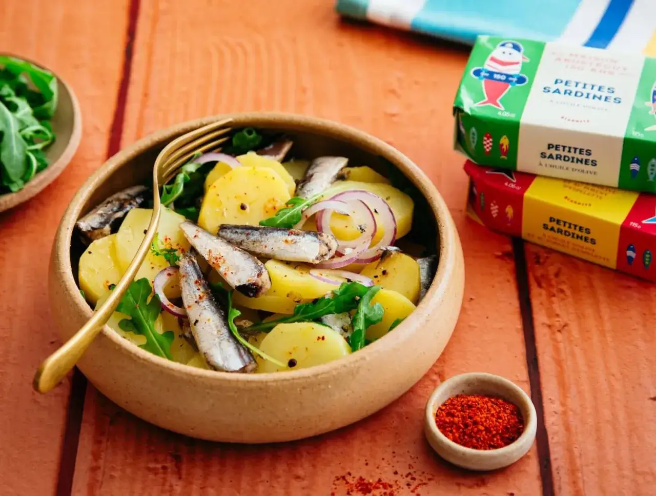 Salade de pommes de terre, roquette et oignons rouges, garnie de sardines grillées. Quel accompagnement avec des sardines grillées !