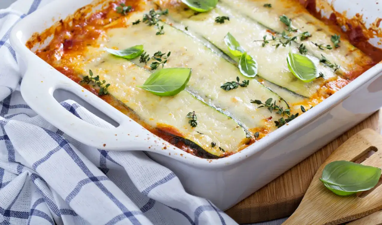 Lasagne aux l&eacute;gumes d'hiver, gratin&eacute;e et garnie de basilic frais. Un plat r&eacute;confortant pour les journ&eacute;es froides.