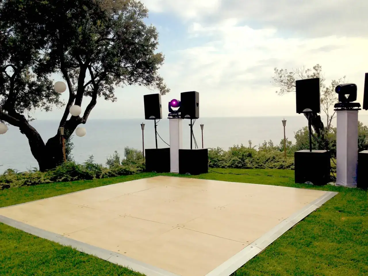 Piste de danse ext&eacute;rieure pr&ecirc;te pour la f&ecirc;te. Id&eacute;e pour comment faire une piste de danse pas cher avec vue sur la mer.