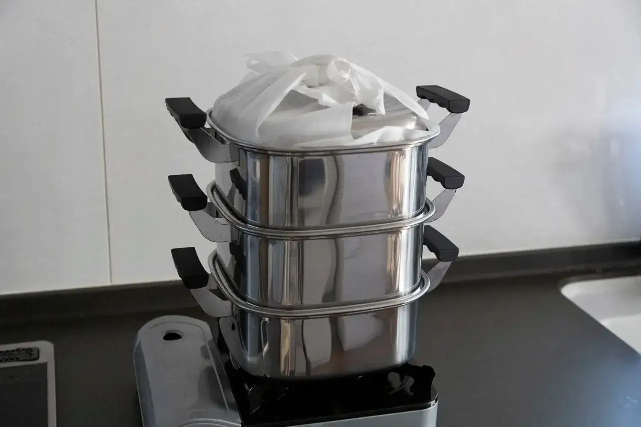 Un cuiseur vapeur 3 étages prêt pour une recette saine.