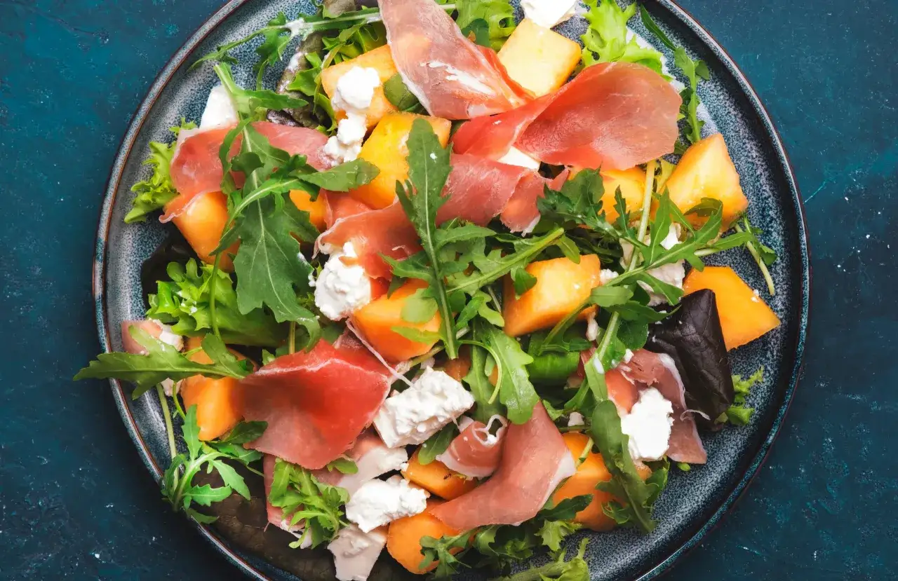Salade fraîche avec melon, jambon cru, mozzarella et roquette. Une idée pour que faire avec un melon pas bon : le transformer en salade !