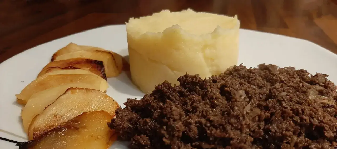 Boudin noir, purée de pommes de terre et pommes poêlées. Astuce pour comment cuire le boudin noir sans qu'il éclate : le piquer légèrement avant cuisson.